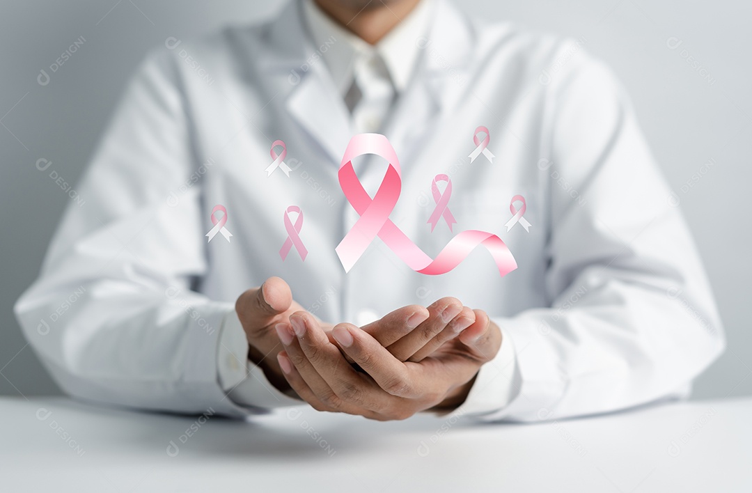 Médico segurando câncer de fita rosa virtual, conscientização do câncer de mama e conceito de check-up