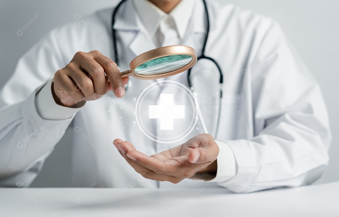 Conceito de seguro de saúde. Doutor em uma mão uniforme de jaleco branco segurando mais e ícone médico de saúde