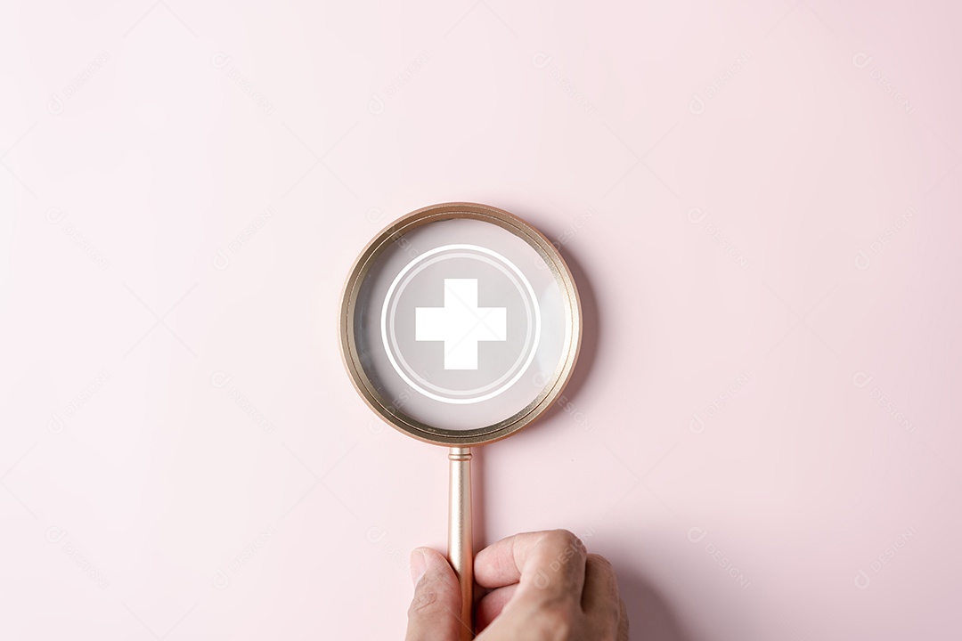Conceito médico de saúde seguro de saúde. Pessoas de mão segurando foco de lupa para ícone de símbolo de adição