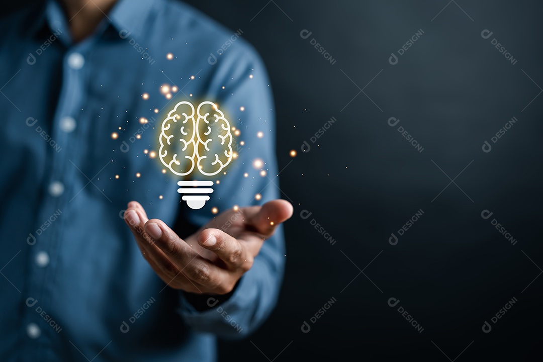 Empresário segurando lâmpada virtual com ícone de cérebro, ideia, inovação e inspiração com cérebro virtual