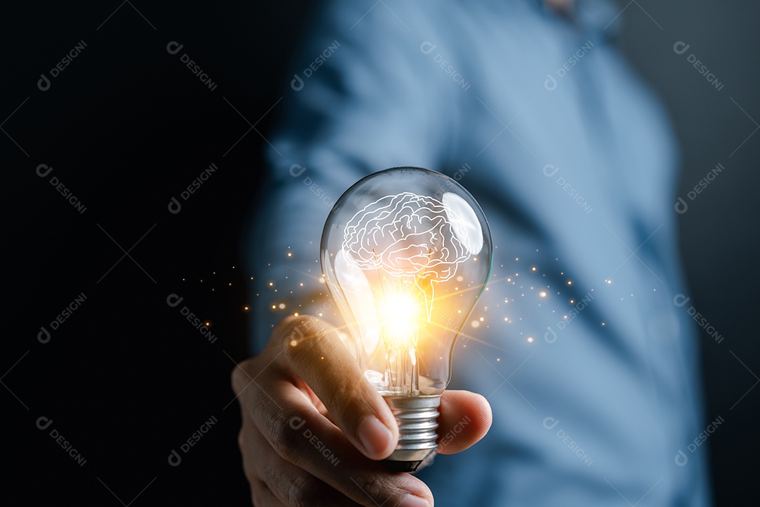Homem de mão segurando lâmpada iluminada, ideia, inovação e inspiração com cérebro virtual brilhante