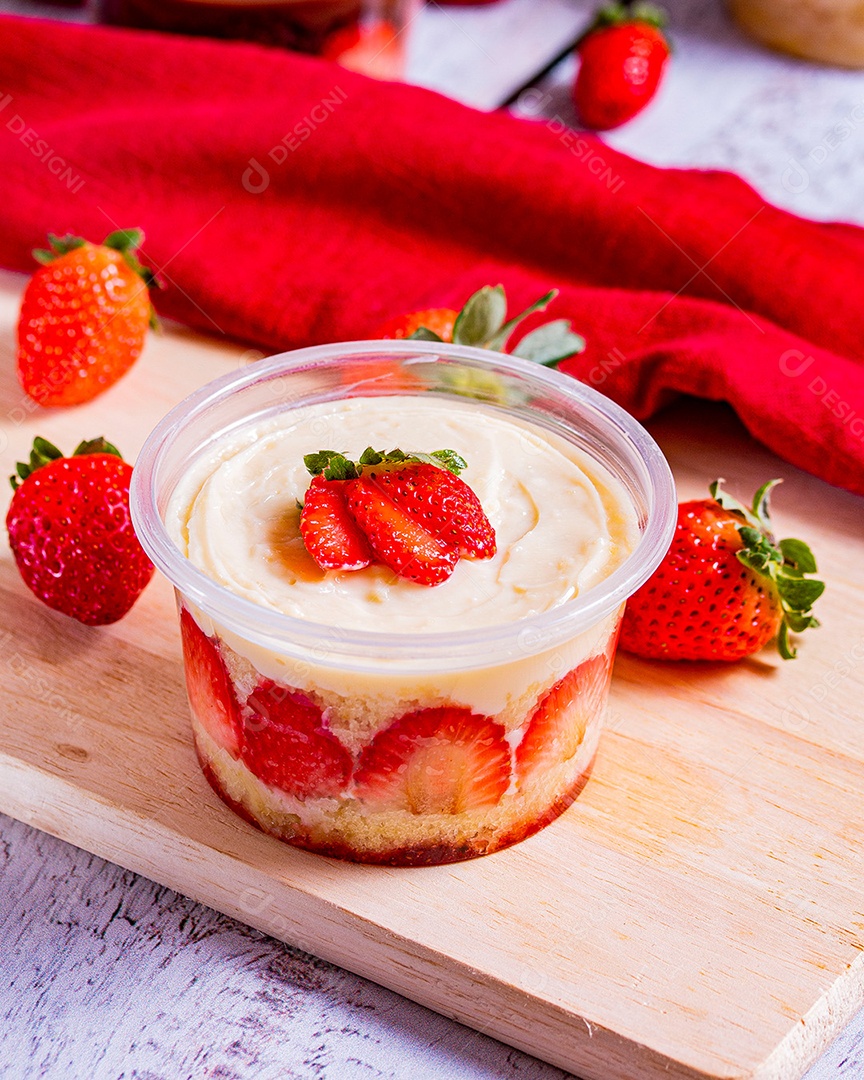 Delicioso bolo no pote de morango