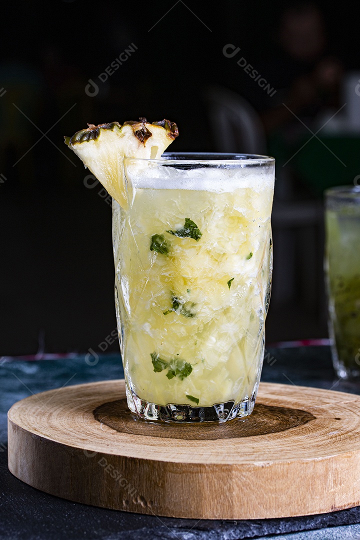 Deliciosa caipirinha de abacaxi
