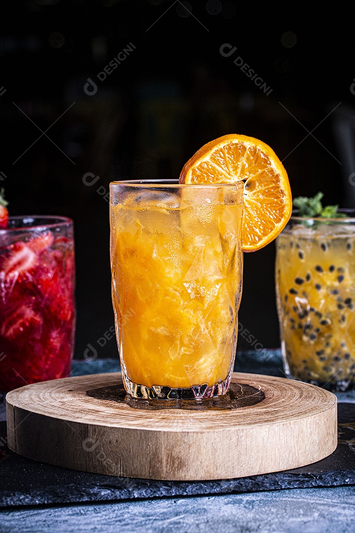 Copo com caipirinha de laranja