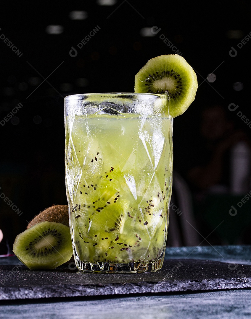 Copo com caipirinha de kiwi