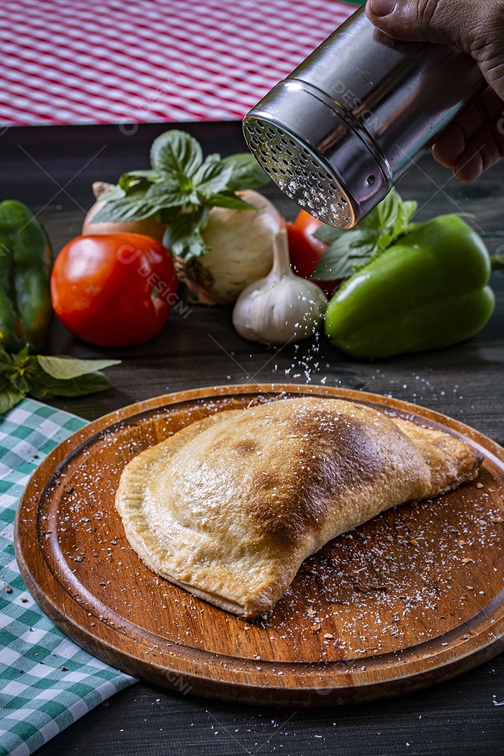 Delicioso calzone sobre a mesa