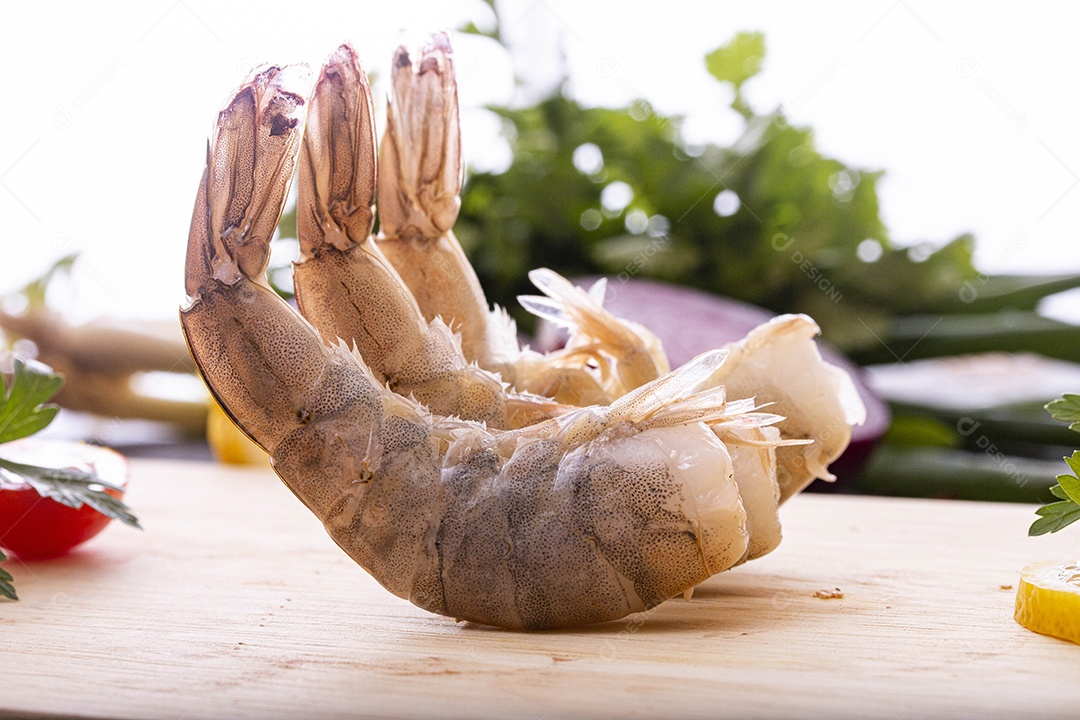Camarões limpos para preparo