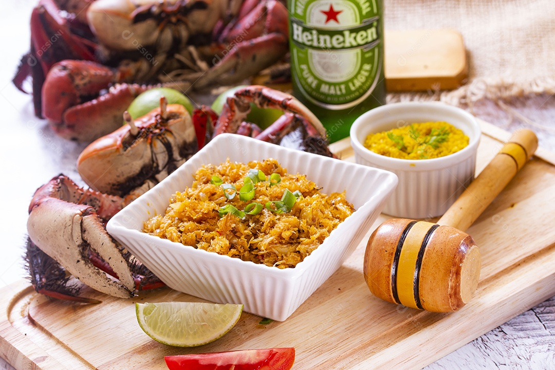 Tigelas com carne de carangueiro