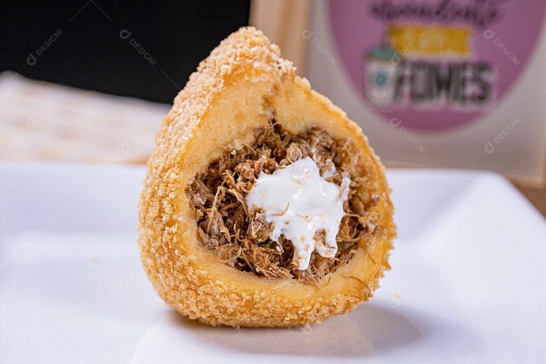 Deliciosa coxinha de carne seca com requeijão