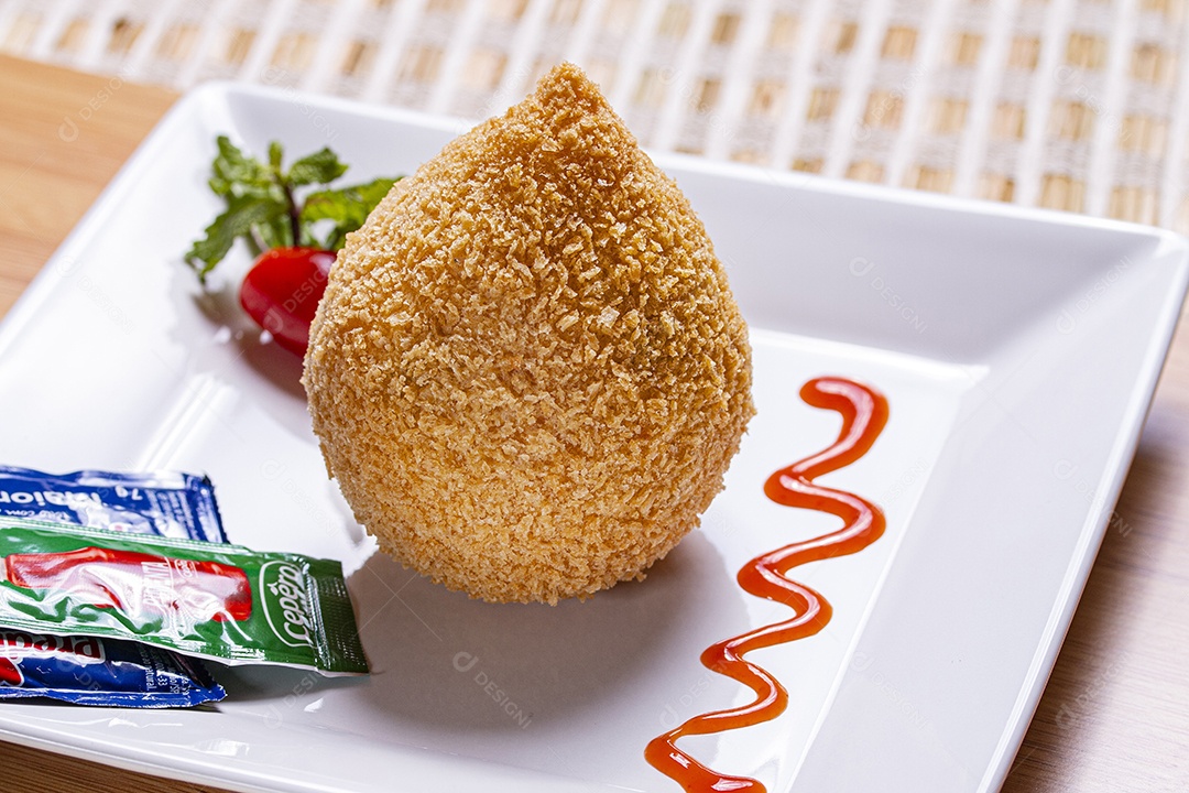 Deliciosa coxinha de frango sobre prato branco