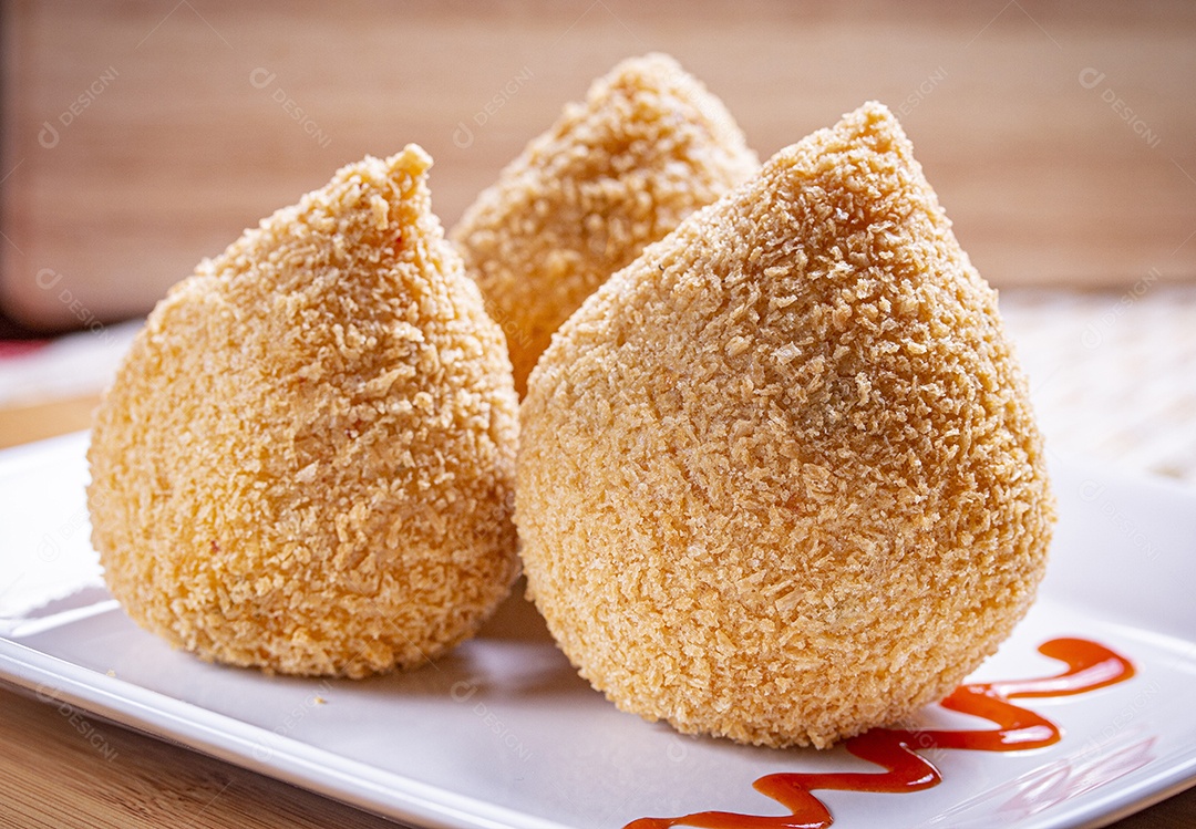 Deliciosas coxinhs de frango sobre prato branco