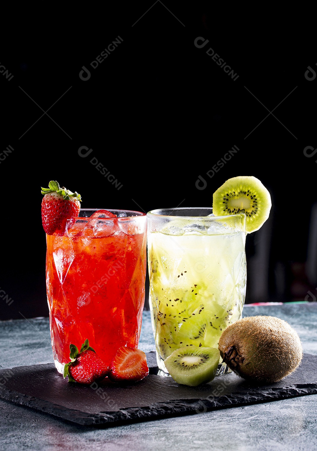Dois copos com deliciosos drinks morango e kiwi