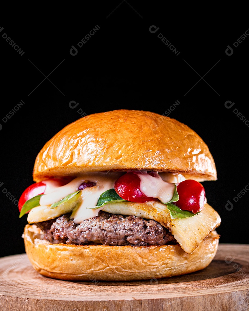 Delicioso hamburguer de carne sobre tábua de madeira