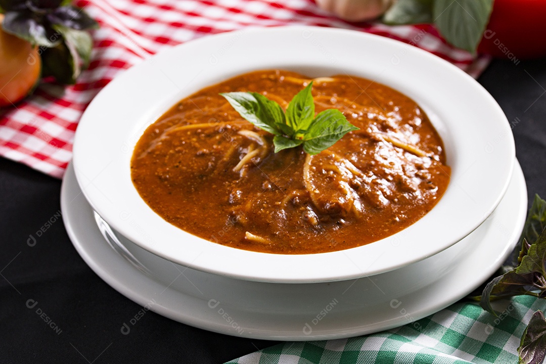 Delicioso prato de macarrão a bolonhesa