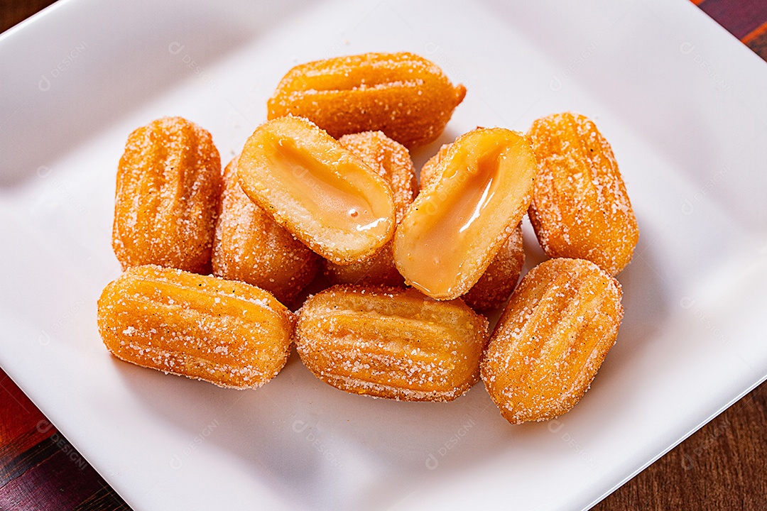 Deliciosos mini churros recheados com doce de leite