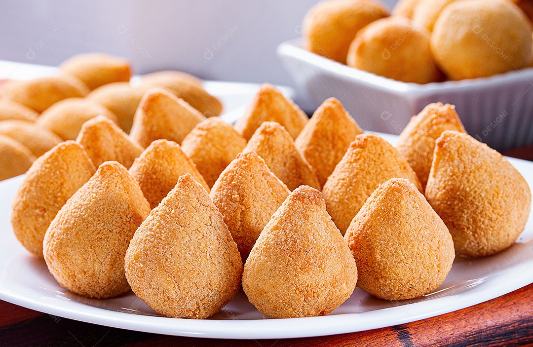 Deliciosas minis coxinhas de frango