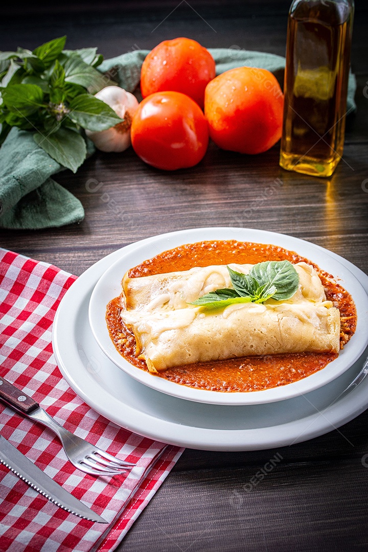 Deliciosa panqueca de carne sobre a mesa