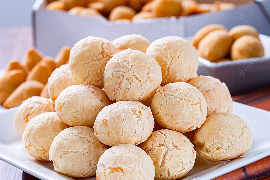 Deliciosos pães de queijo sobre o prato