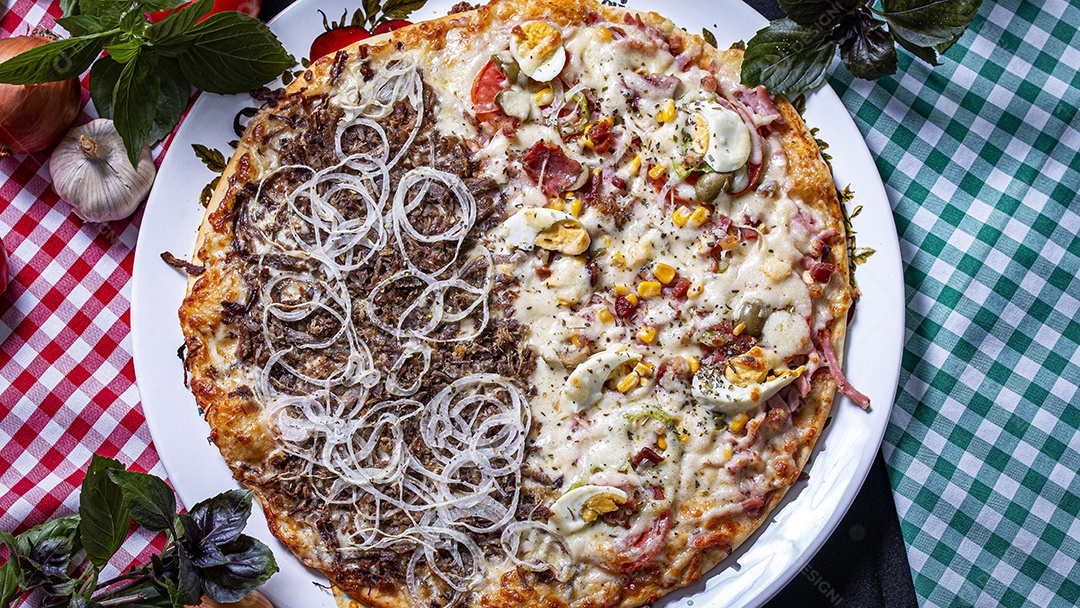 Deliciosas pizza de carne de sol acebolada