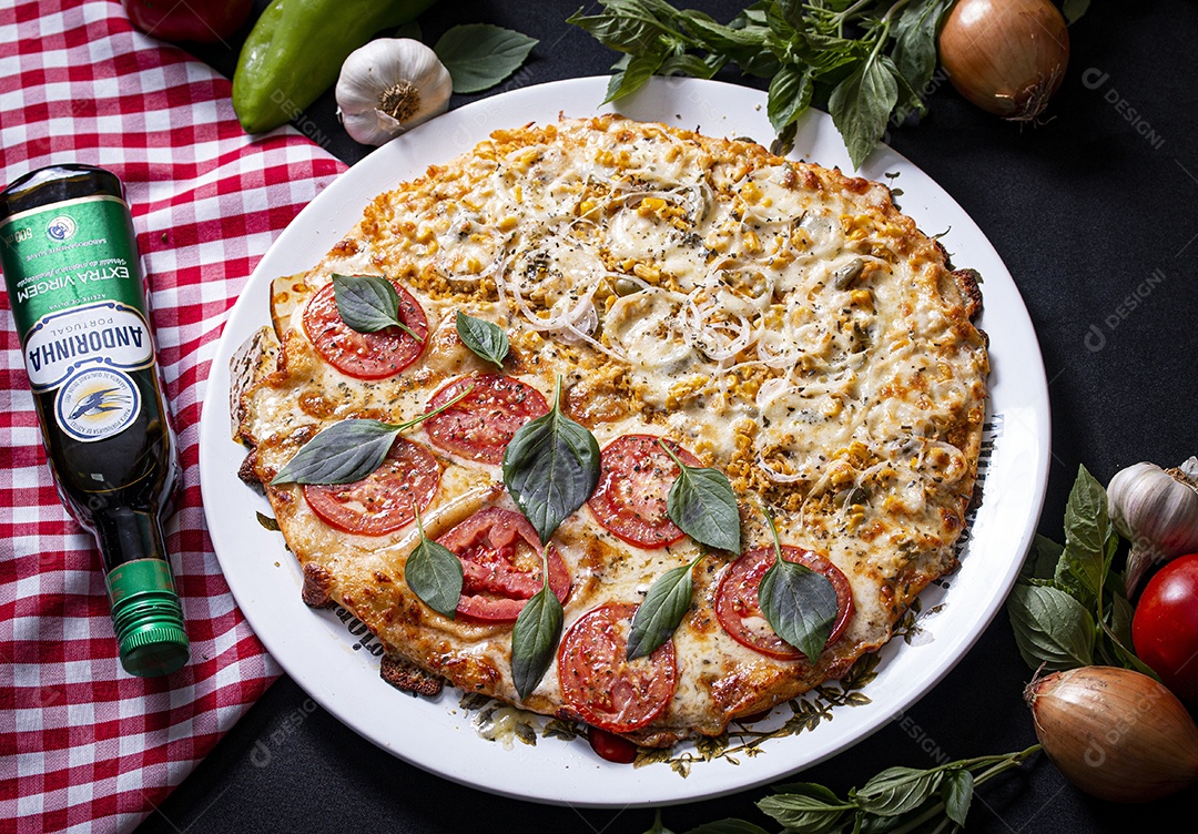 Deliciosa pizza de dois sabores sobre a mesa