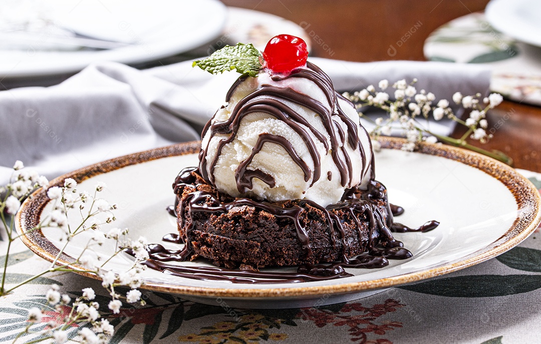 Deliciosa sobremesa de brownie com sorvete e calda de chocolate