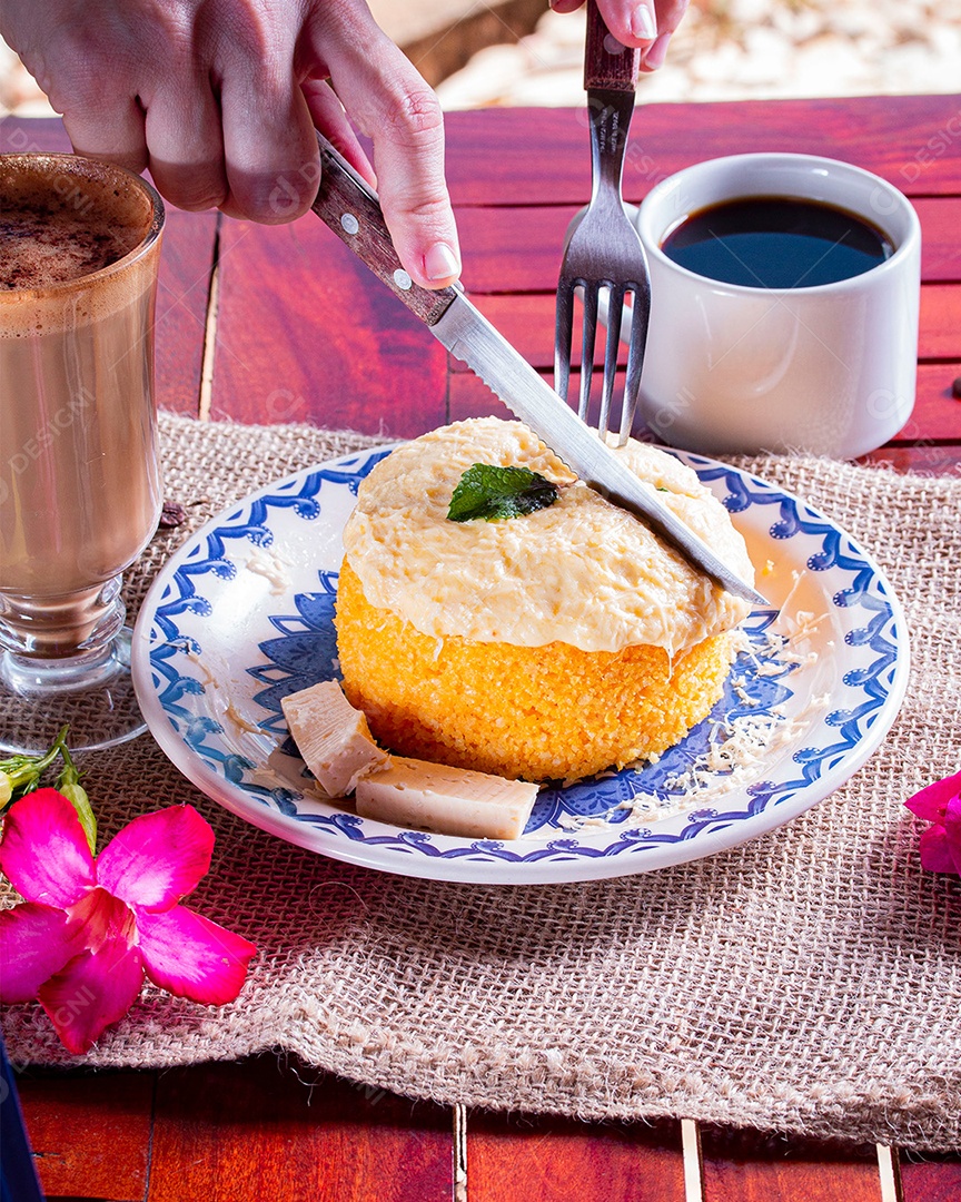 Delicioso café da manhã com cuscuz e café