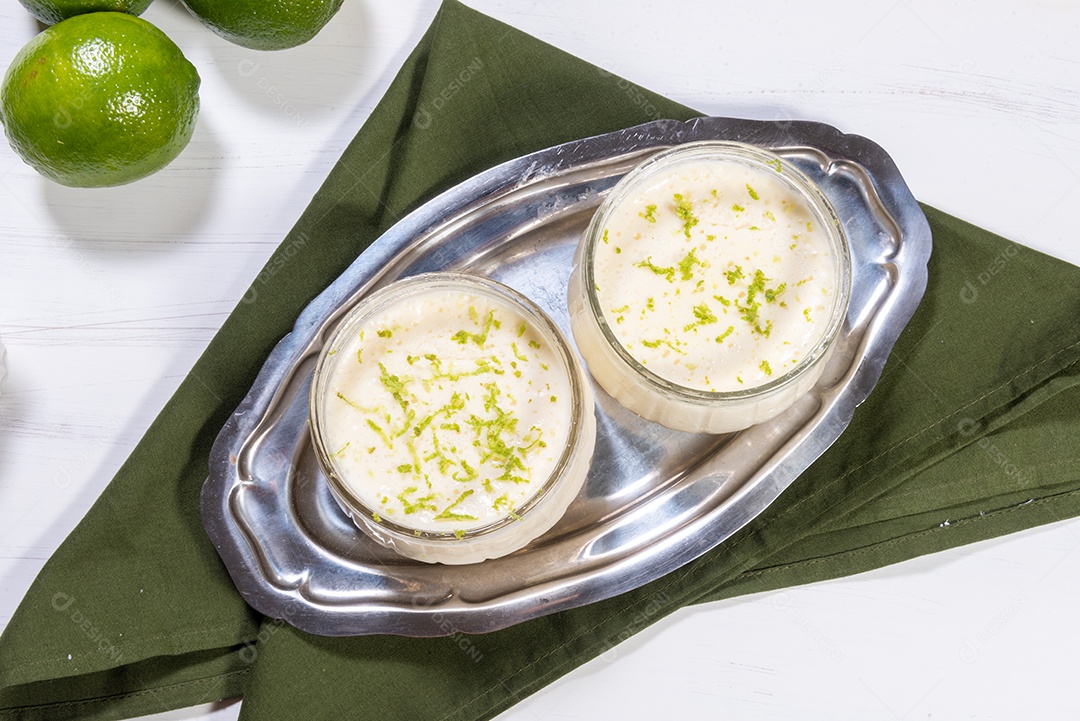 Deliciosa mousse de limão. Sobremesa refrescante e saborosa.