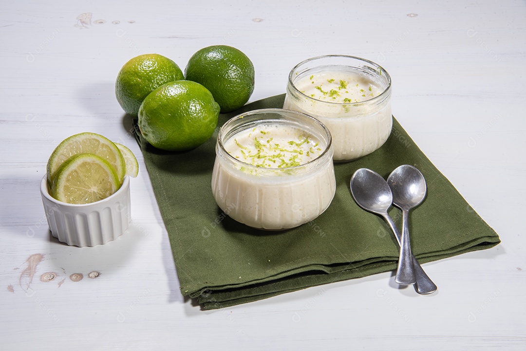 Deliciosa mousse de limão. Sobremesa refrescante e saborosa.