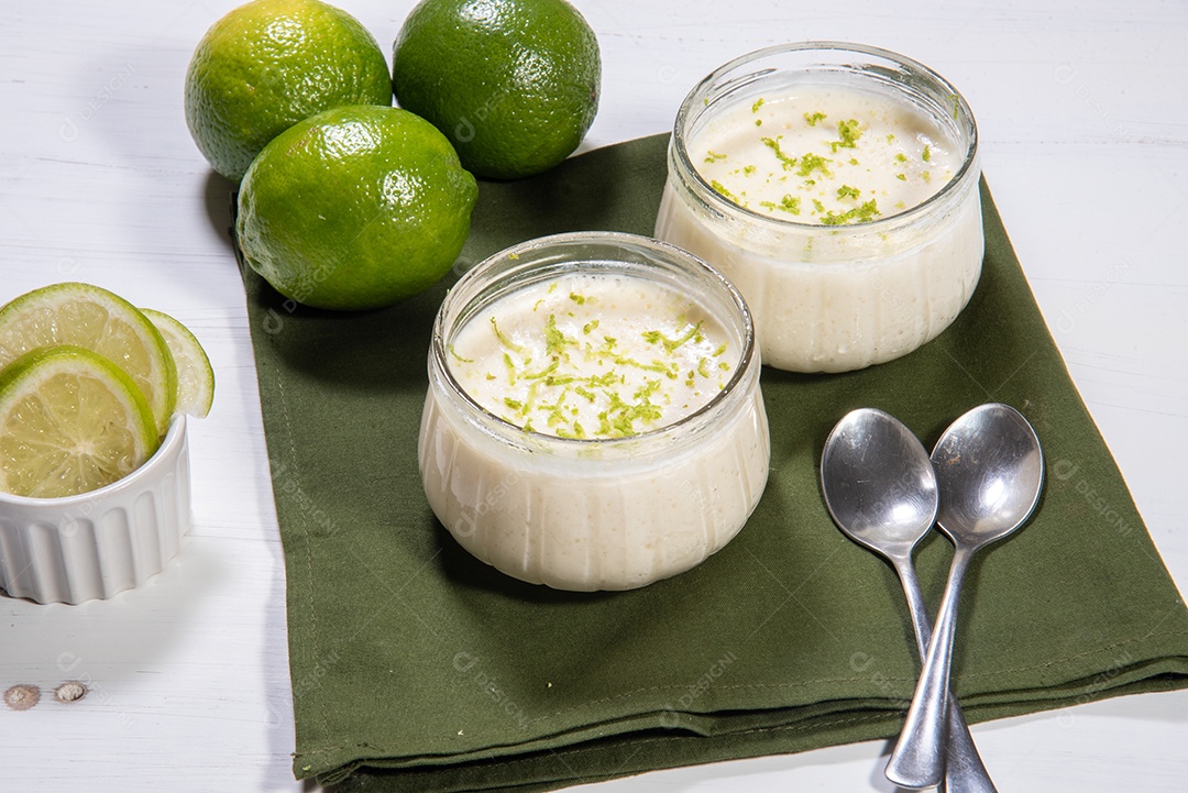 Deliciosa mousse de limão. Sobremesa refrescante e saborosa.