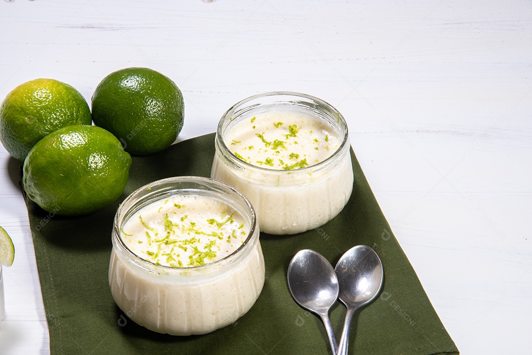 Deliciosa mousse de limão. Sobremesa refrescante e saborosa.
