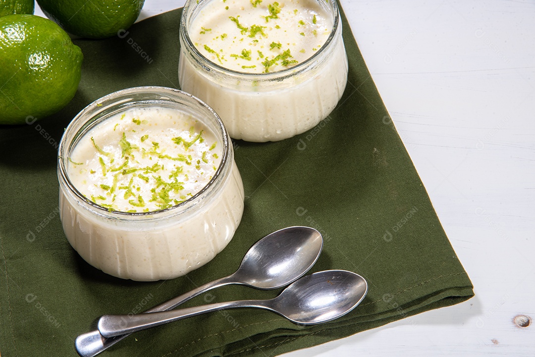 Deliciosa mousse de limão. Sobremesa refrescante e saborosa.