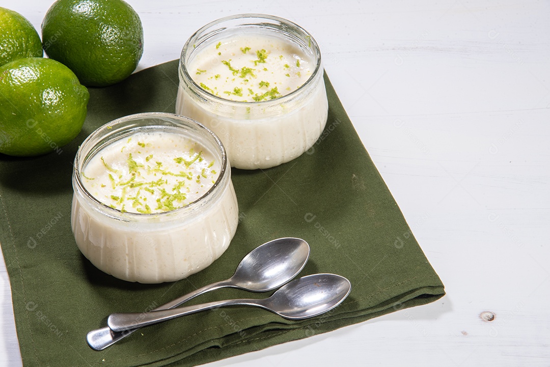 Deliciosa mousse de limão. Sobremesa refrescante e saborosa.