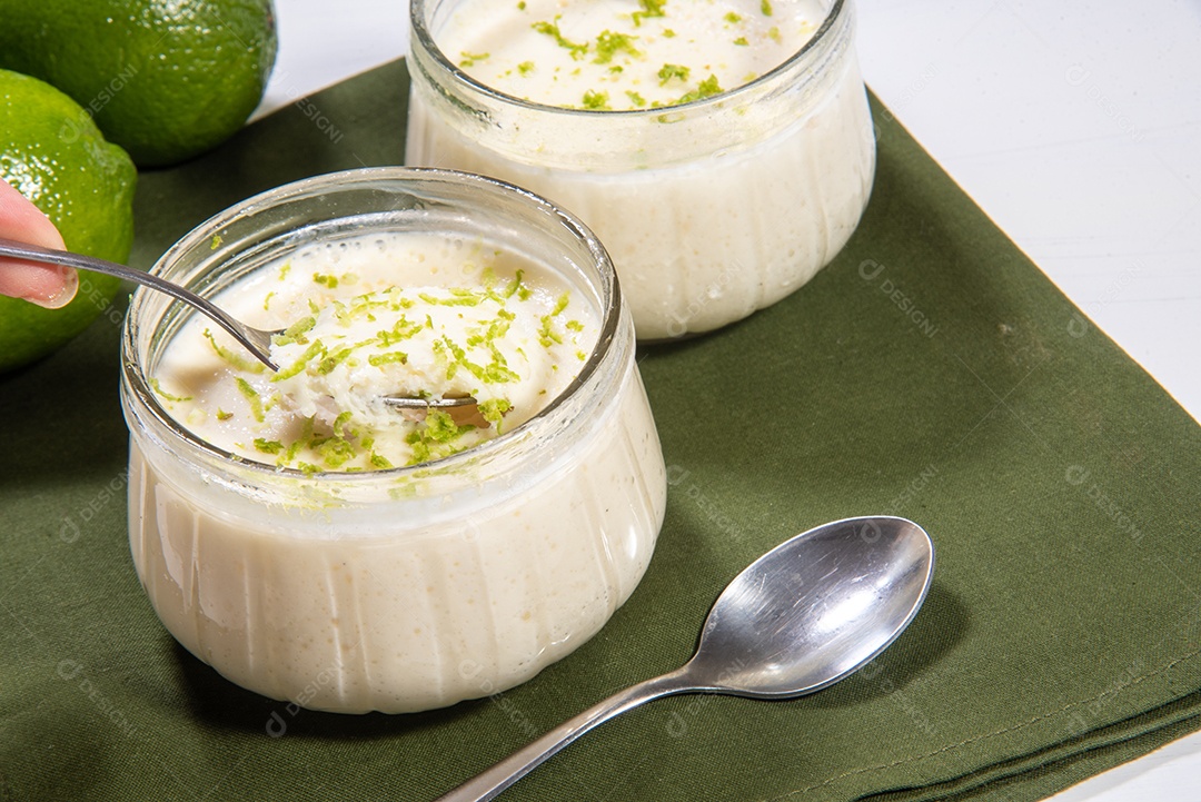 Deliciosa mousse de limão. Sobremesa refrescante e saborosa.