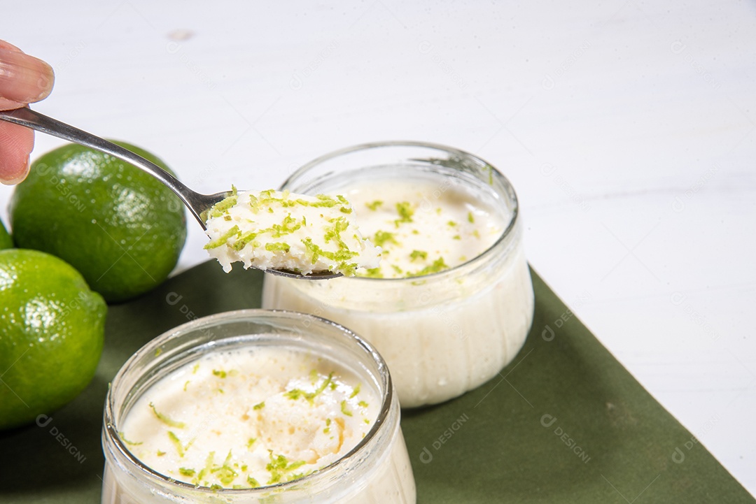 Deliciosa mousse de limão. Sobremesa refrescante e saborosa.