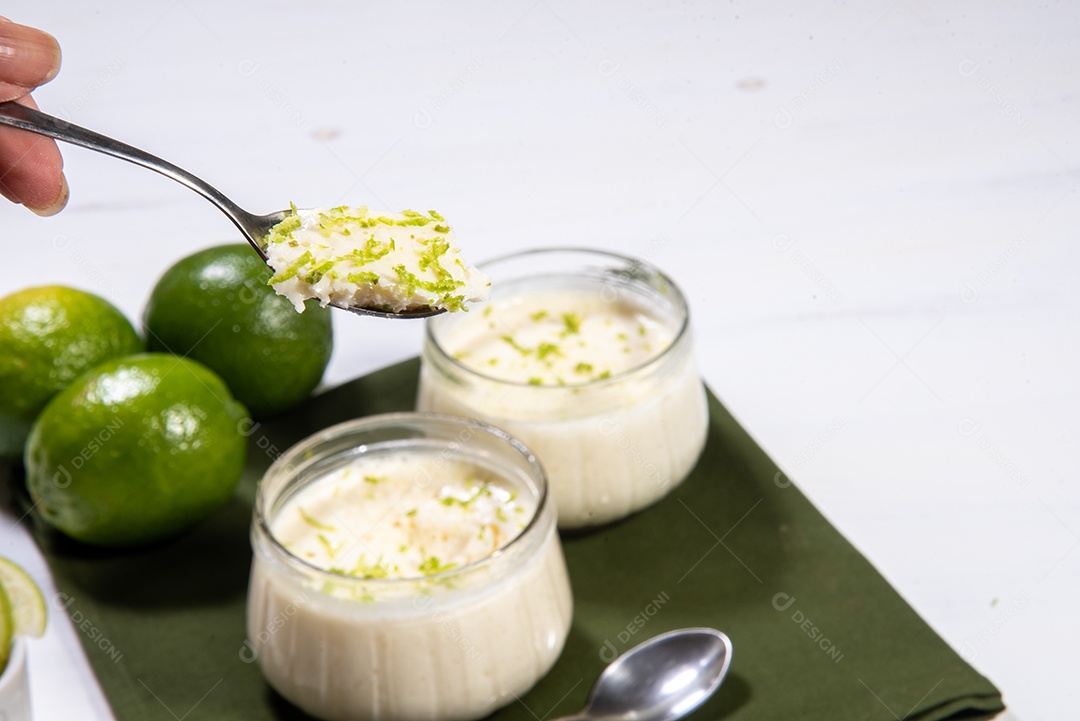 Deliciosa mousse de limão. Sobremesa refrescante e saborosa.