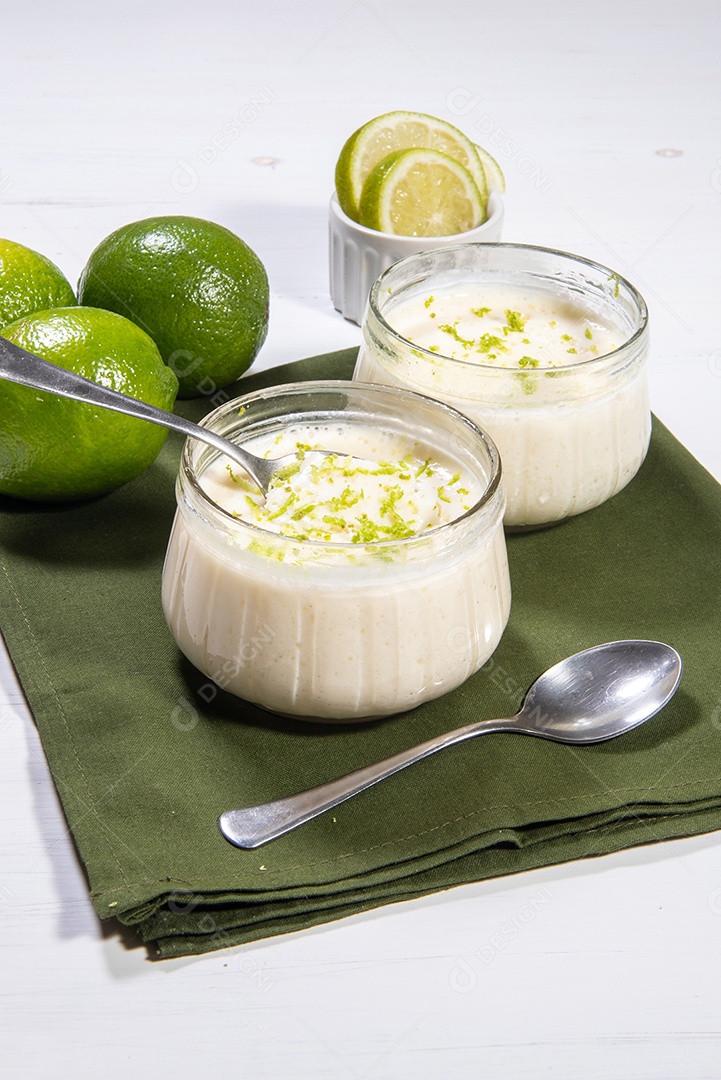 Deliciosa mousse de limão. Sobremesa refrescante e saborosa.