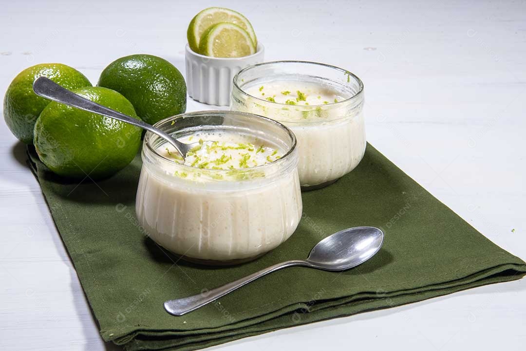 Deliciosa mousse de limão. Sobremesa refrescante e saborosa.