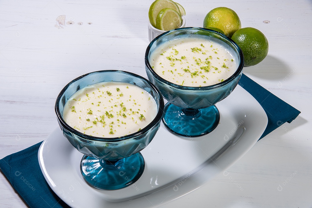 Deliciosa mousse de limão. Sobremesa refrescante e saborosa.