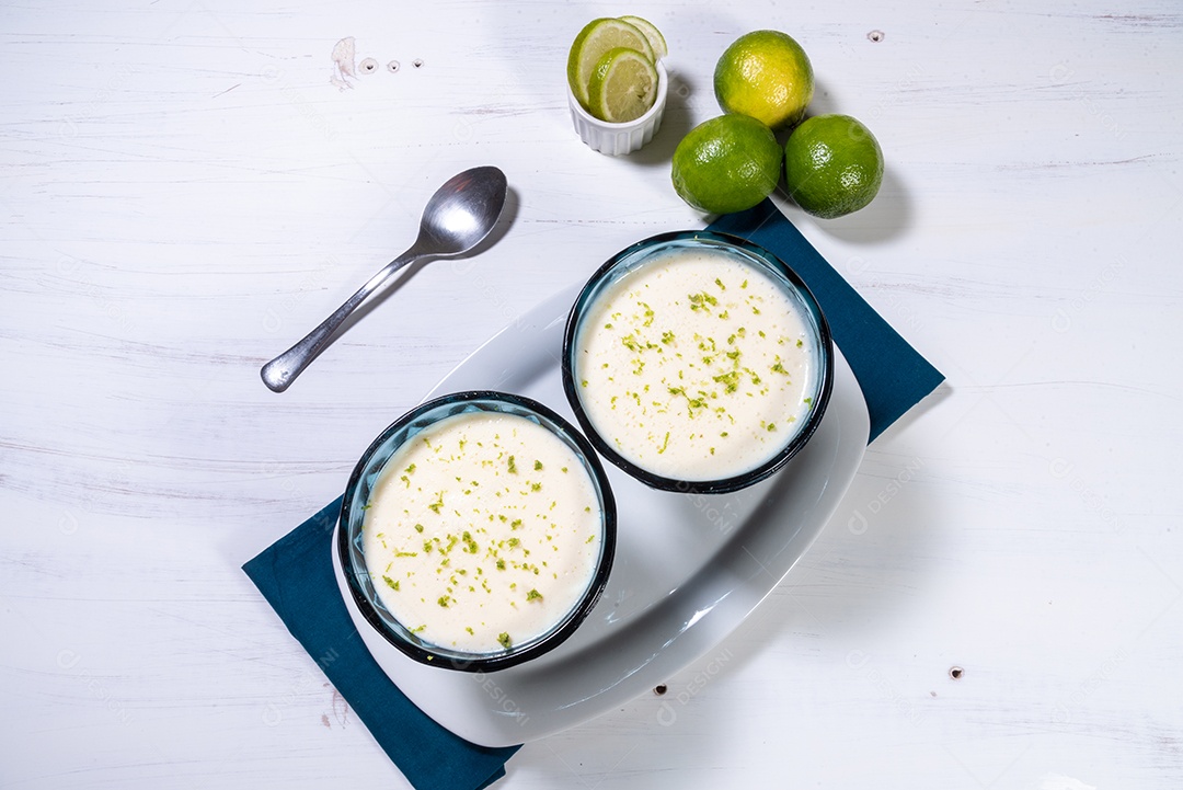 Deliciosa mousse de limão. Sobremesa refrescante e saborosa.