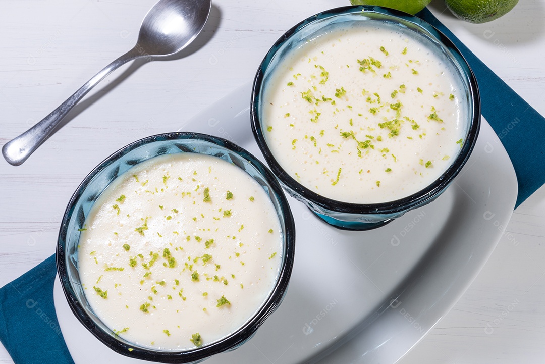Deliciosa mousse de limão. Sobremesa refrescante e saborosa.