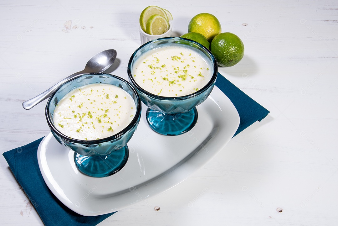 Deliciosa mousse de limão. Sobremesa refrescante e saborosa.