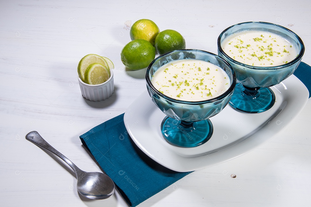 Deliciosa mousse de limão. Sobremesa refrescante e saborosa.