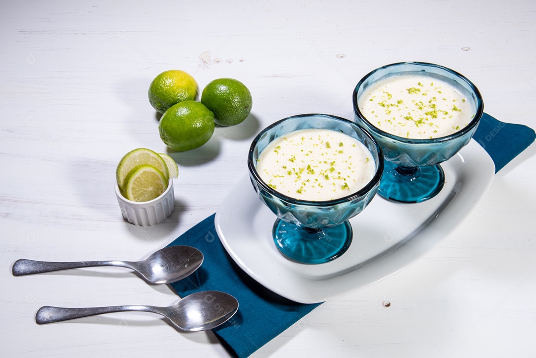 Deliciosa mousse de limão. Sobremesa refrescante e saborosa.