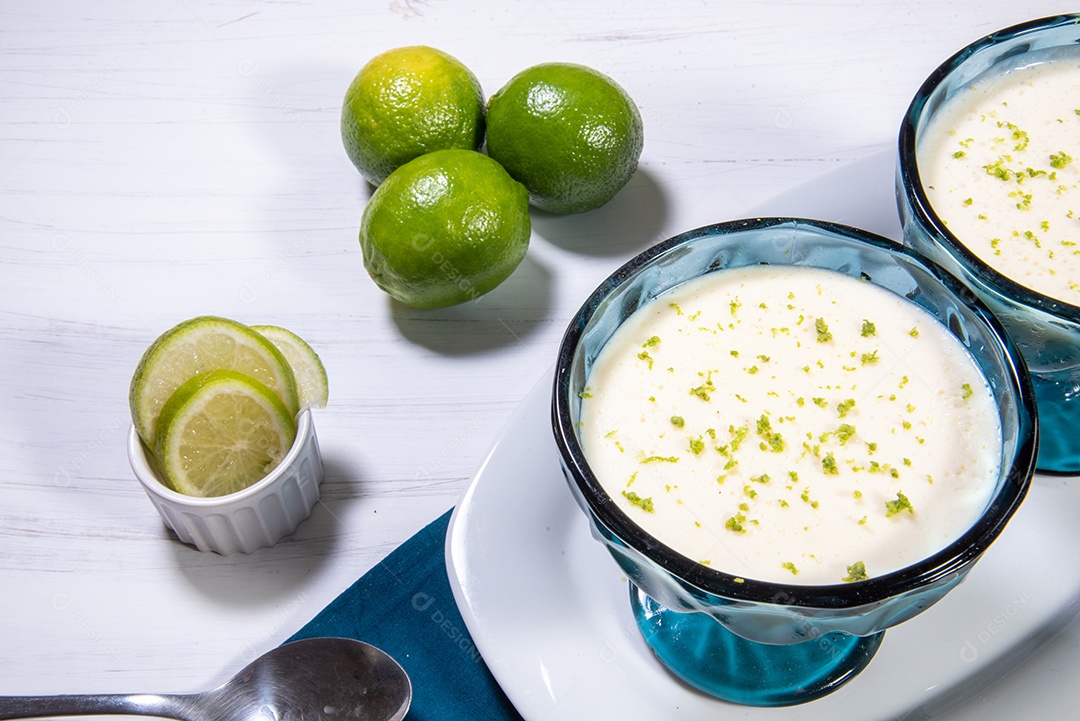Deliciosa mousse de limão. Sobremesa refrescante e saborosa.