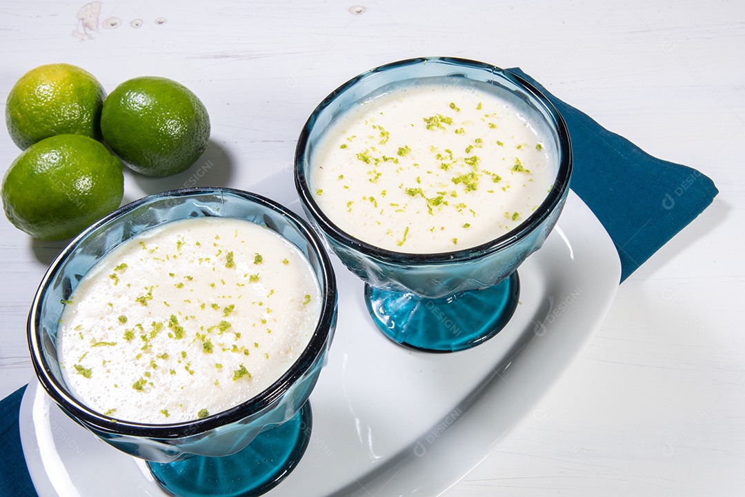 Deliciosa mousse de limão. Sobremesa refrescante e saborosa