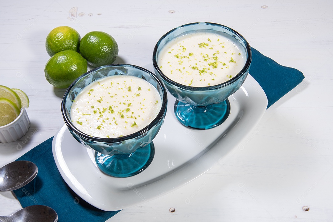 Deliciosa mousse de limão. Sobremesa refrescante e saborosa.