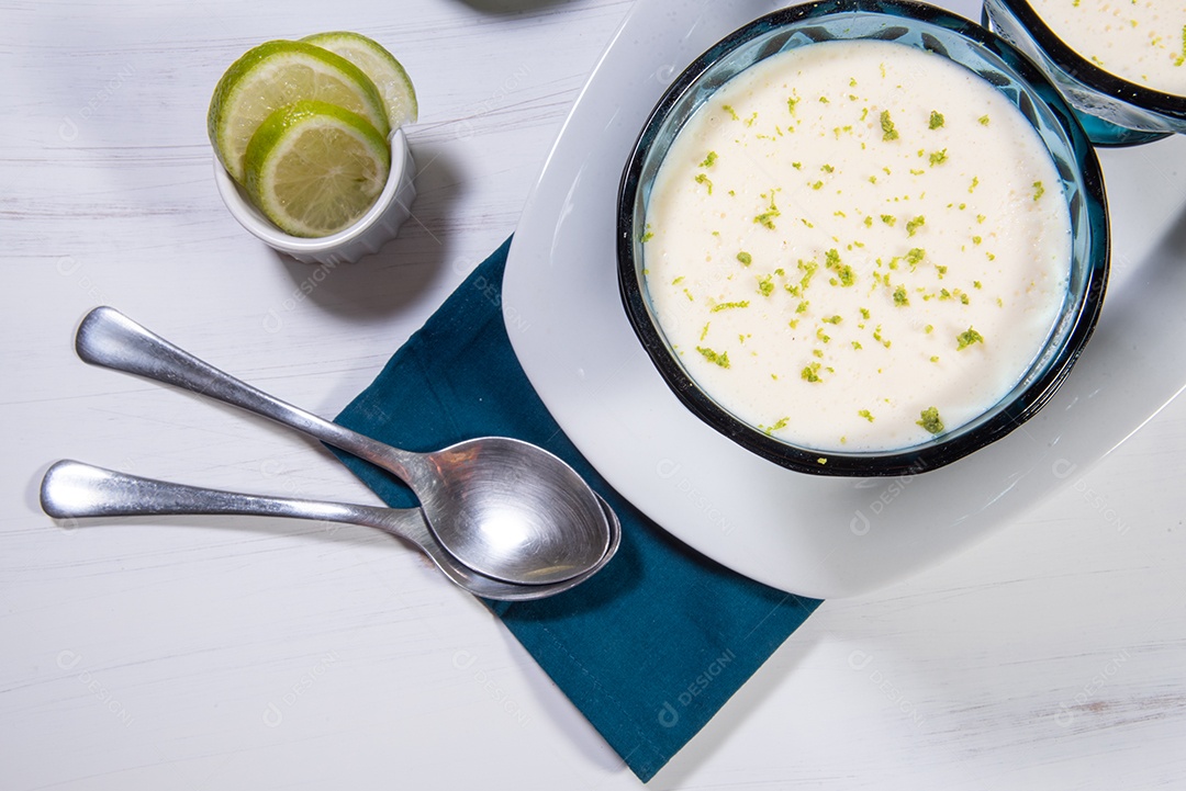 Deliciosa mousse de limão. Sobremesa refrescante e saborosa.