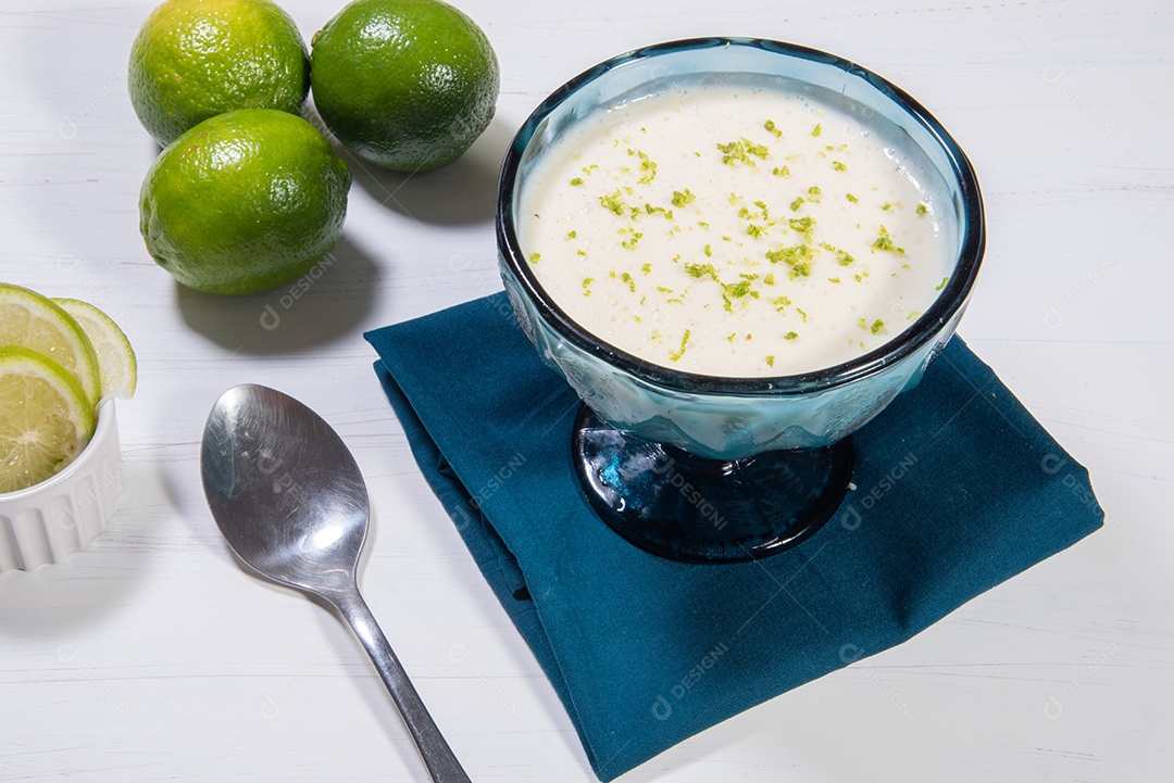 Deliciosa mousse de limão. Sobremesa refrescante e saborosa.