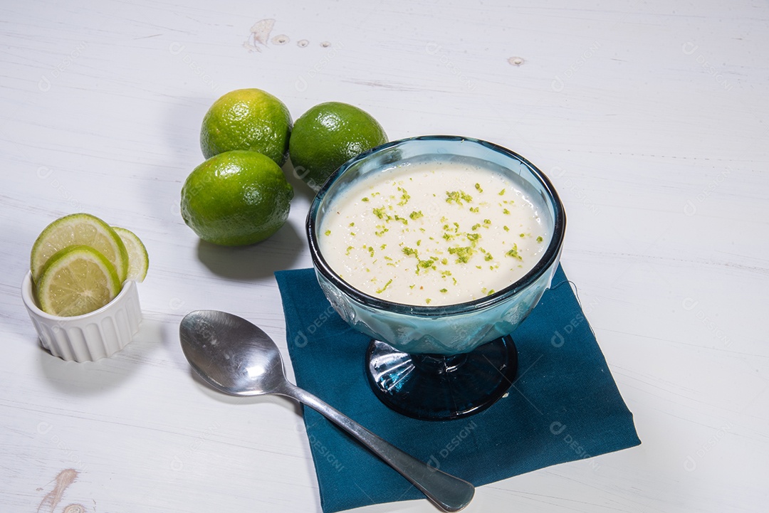 Deliciosa mousse de limão. Sobremesa refrescante e saborosa.