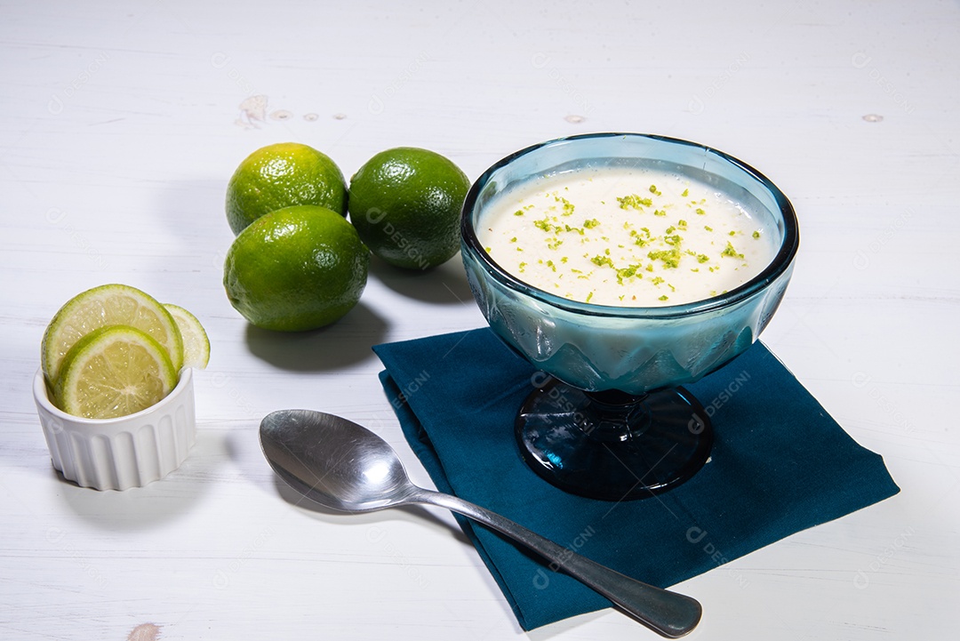Deliciosa mousse de limão. Sobremesa refrescante e saborosa.